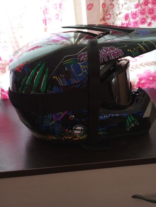 Продам кросовий Шолом в ідеальному стані очки в комплекті