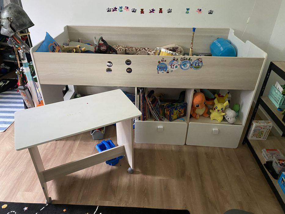 Łóżko piętrowe z biurkiem i regałem