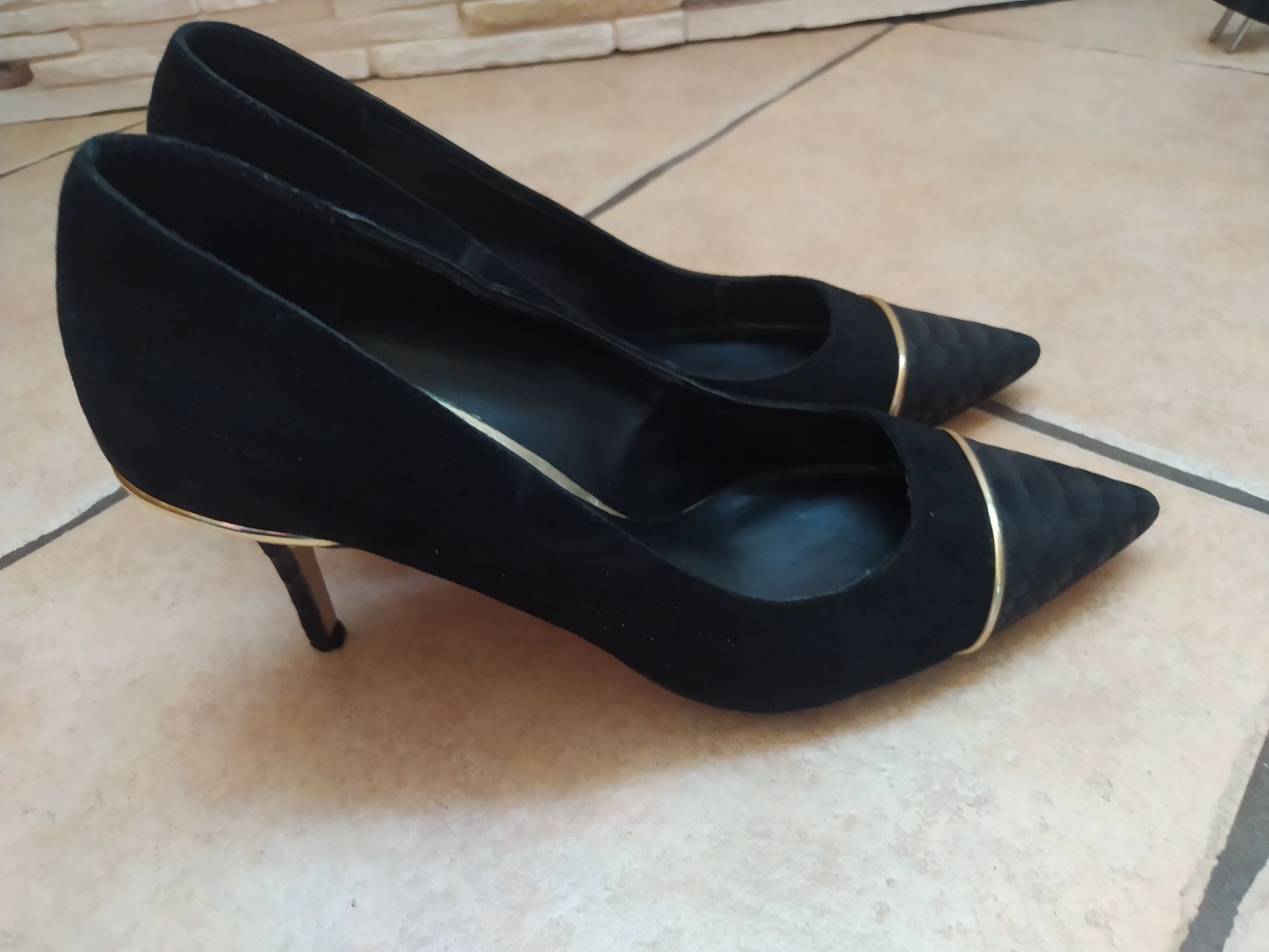 Czarne eleganckie szpilki Dune London.