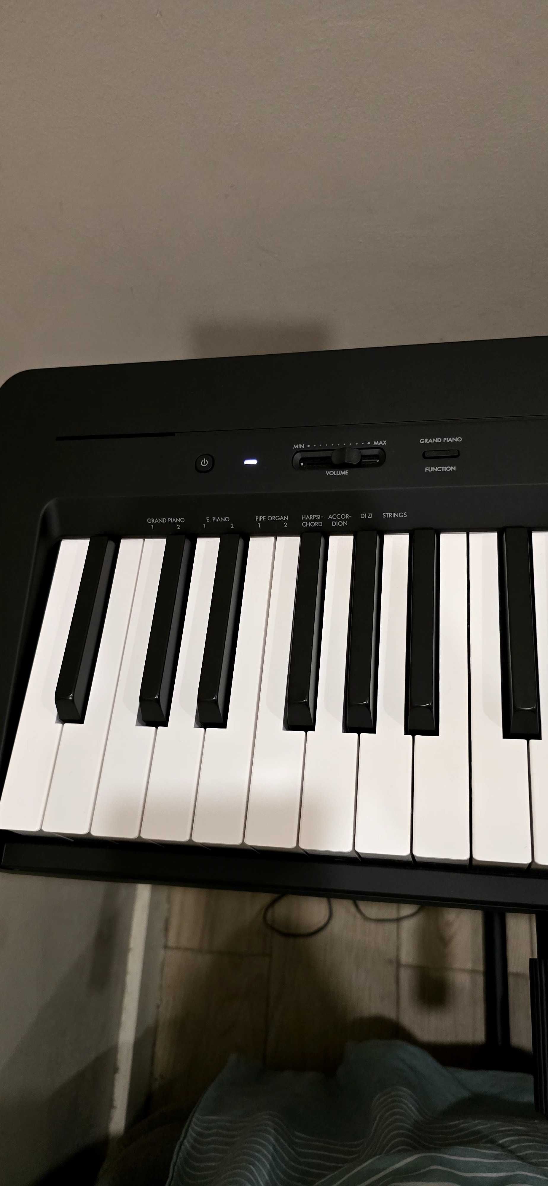 Piano Digital Yamaha P-145 com Pedal de Sustentação Yamaha