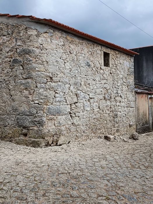 Casa em pedra para reconstruir