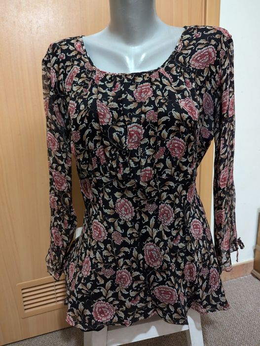 Jedwabna zwiewna bluzka w kwiaty rozmiar wg wymiarów M 38, z tyłu na w