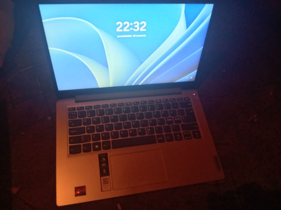 Lenovo Ideapad Slim 3-15 - Ryzen 3 7320U  8BG Ram, Windows 11, SSD