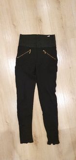 modelujące czarne legginsy ZARA z złotymi zamkami, r. 34