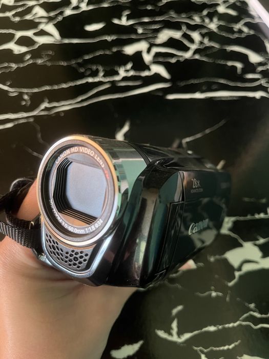 Продаю відеокамеру Canon Legria HF R26