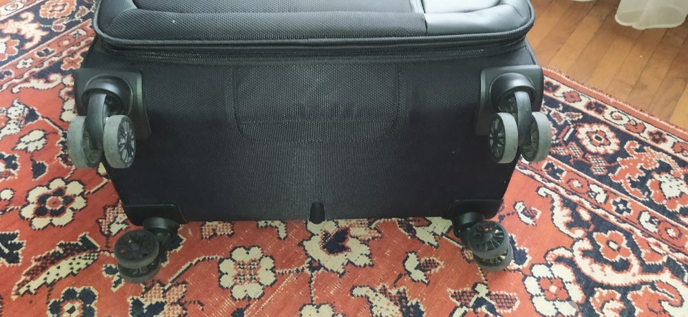 Продам 75*50 в отличном состоянии чемодан .чехол в подарок