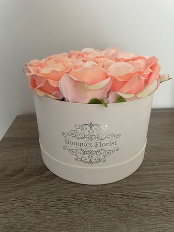 Róże w białym pudełku