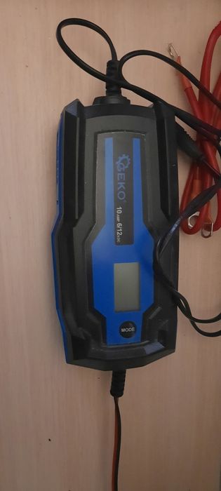 Зарядний пристрій для автомобільних  акумуляторів 6v I 12v.