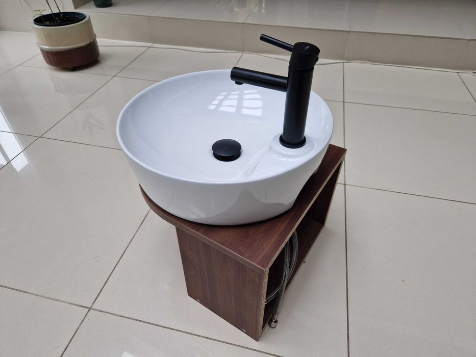 Umywalka  okrągła z całym wyposażeniem , nowa