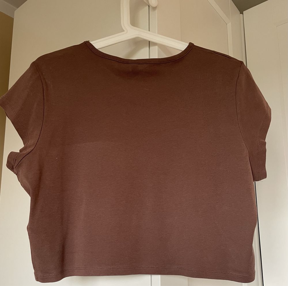 Brązowy crop top damsku