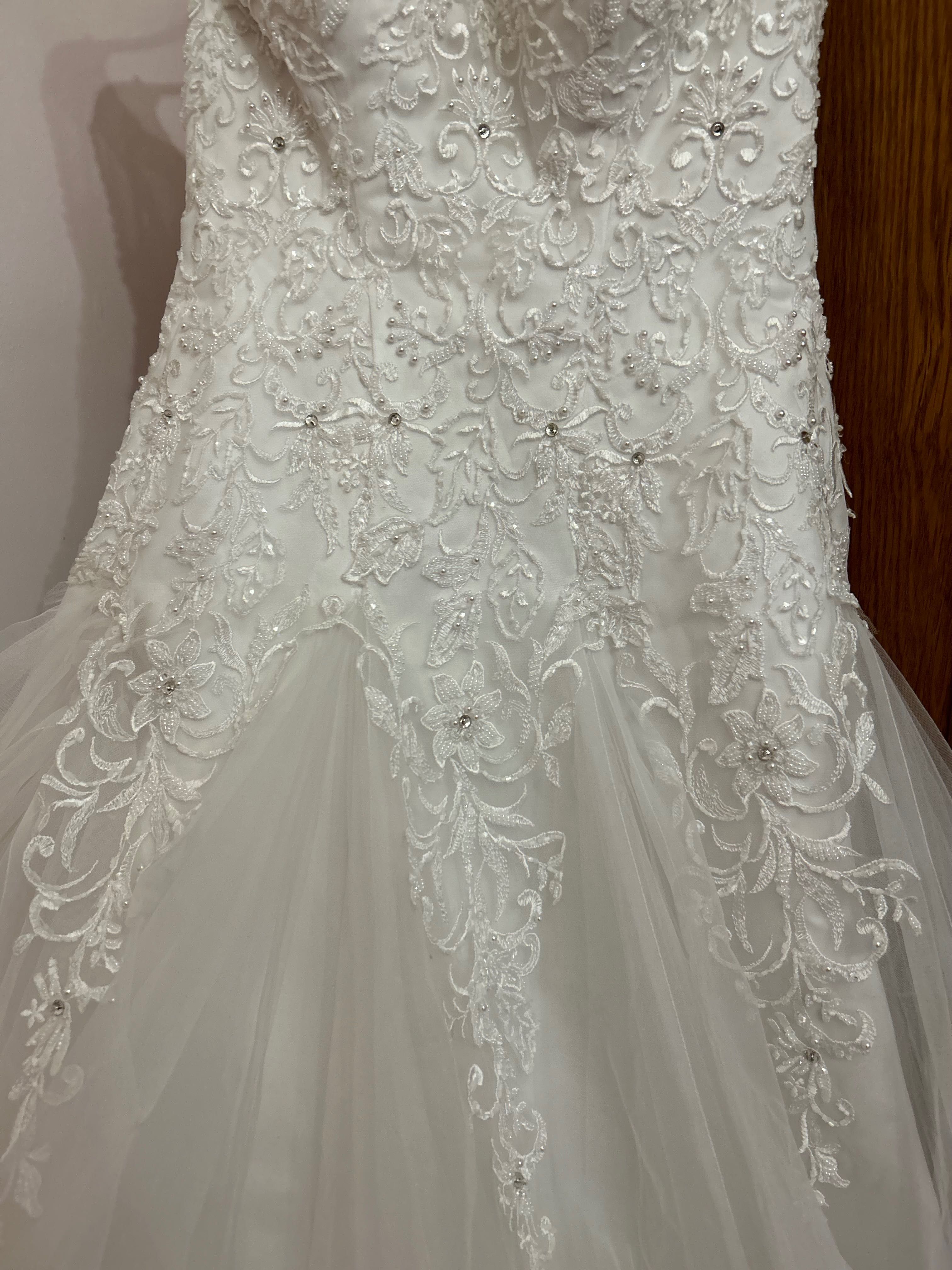 Весільна сукня, 44 розмір, потребує ремонту