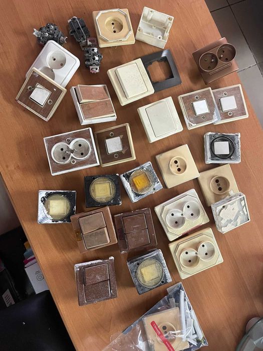 Włączniki włącznik gniazda kontakty PRL stare gniazdka włączniki