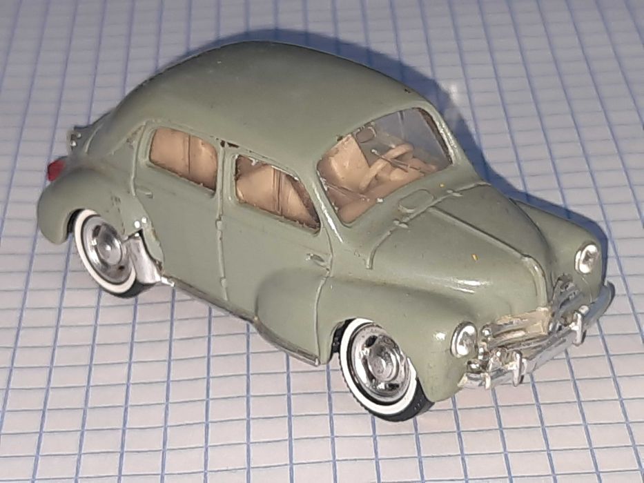 Модель автомобиля Рено масштаб 1:43. Сделано во Франции