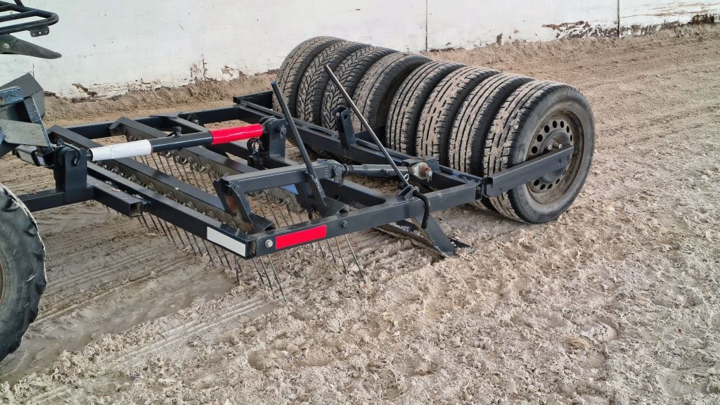 Równiarka do podłoży jeździeckich wraz z quadem Kawasaki KVF 360.