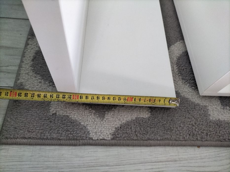 Białe półki ścienne