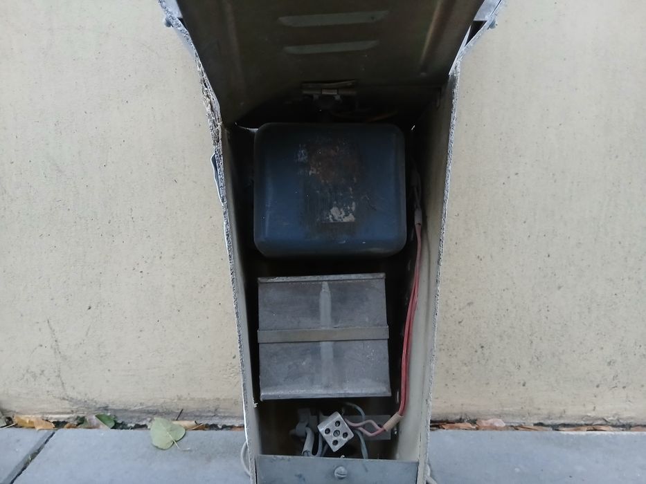 Lampa uliczna stara zabytkowa oprawa PRL sprawna