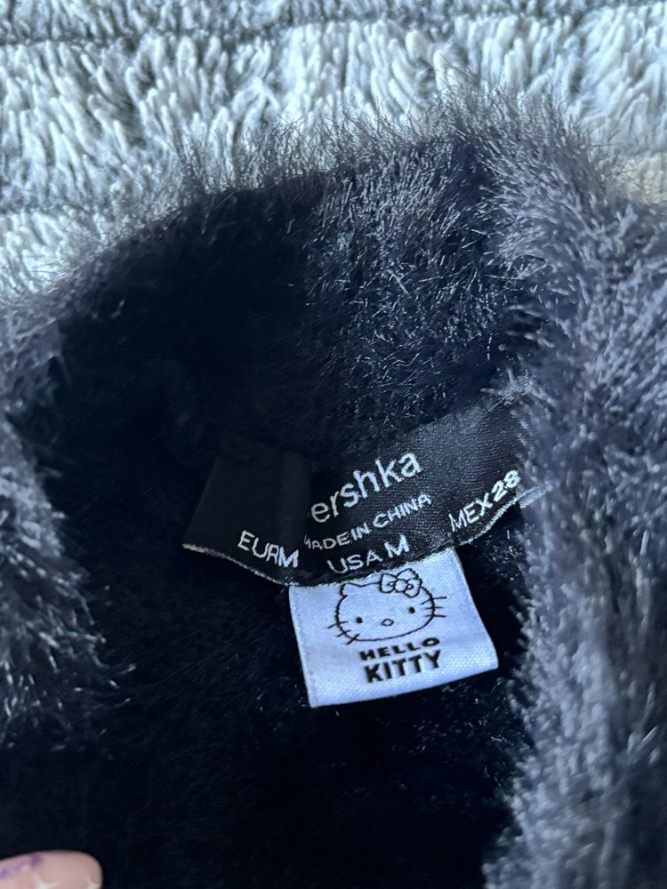 czarny futrzany top z długim rękawem hello kitty
