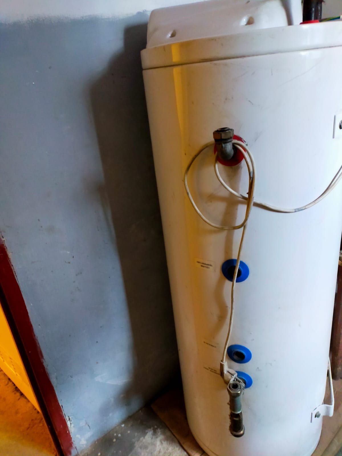 Krótko używany boiler o pojemności 80 L.