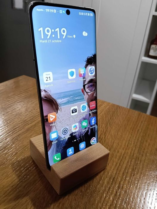 Suporte de Telemóvel em Madeira Natural (7x7cm) – Artesanal