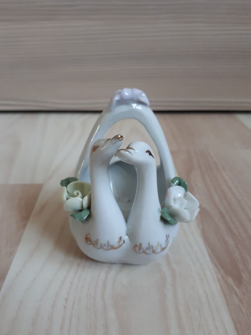 Mała porcelanowa figurka łabędzie