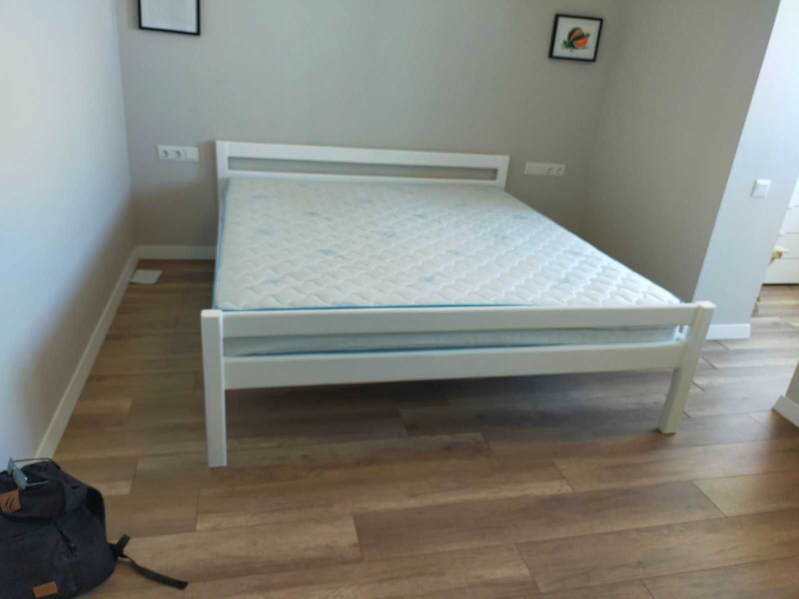 Кровать двуспальная из дерева-5000  грн