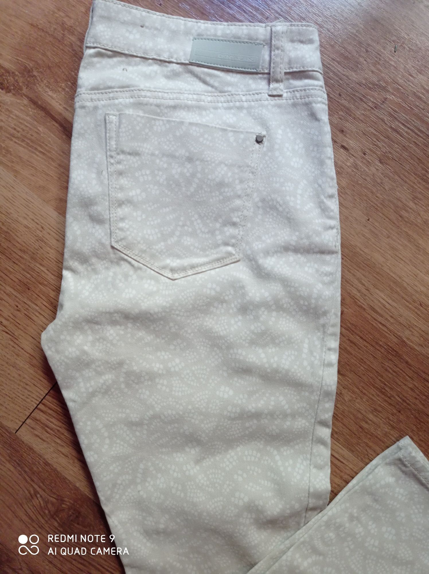 DKNY Jeans Spodnie damskie M pas 81 cm bezowe wzorki z USA stretch
