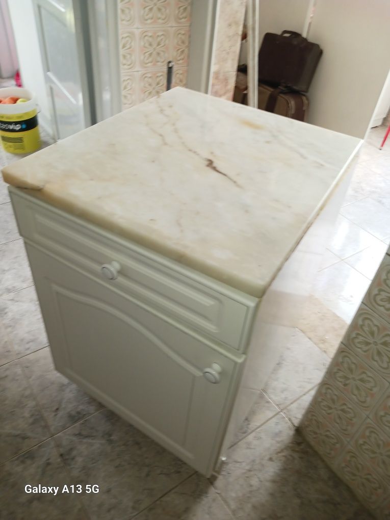 Movel de cozinha com tampo em mármore