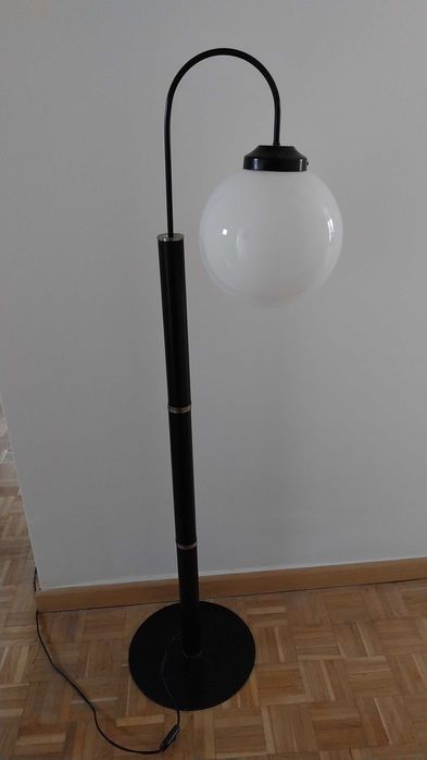 Lampa stojąca z kloszem