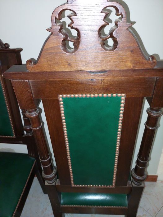 Cadeiras em madeira maciça