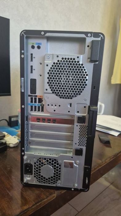 Продам почти новый HP Z2 Tower G9