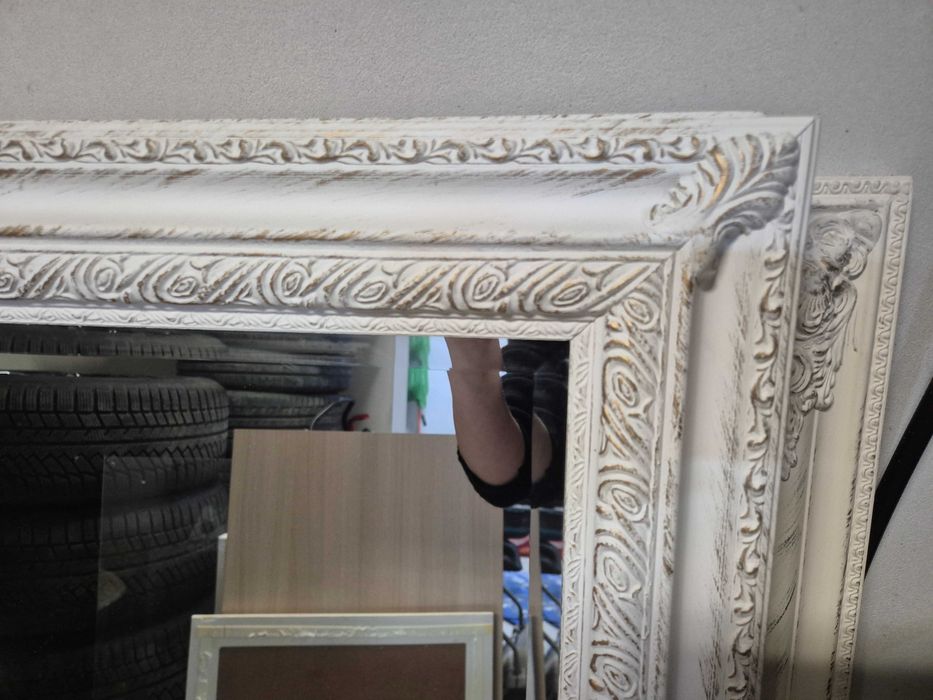 Lustro w ozdobnej oprawie