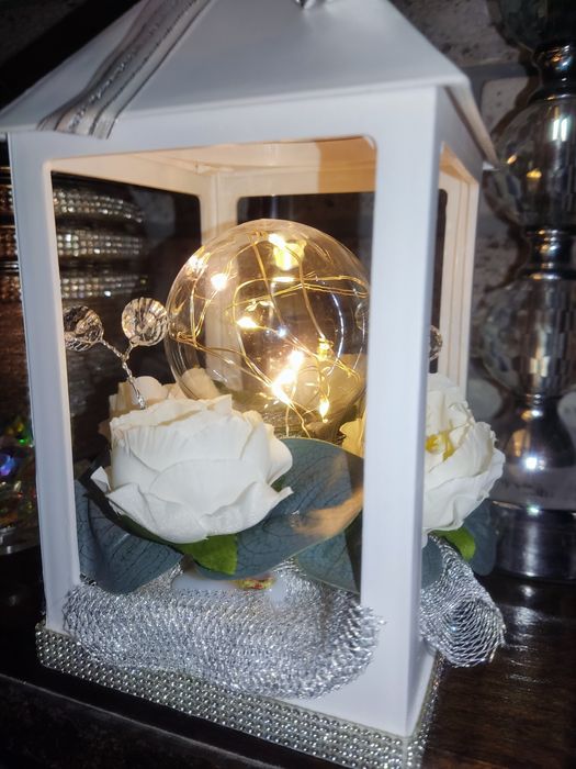 Latarenka biała dekoracja ze srebrnymi kryształkami swiecąca kula  LED