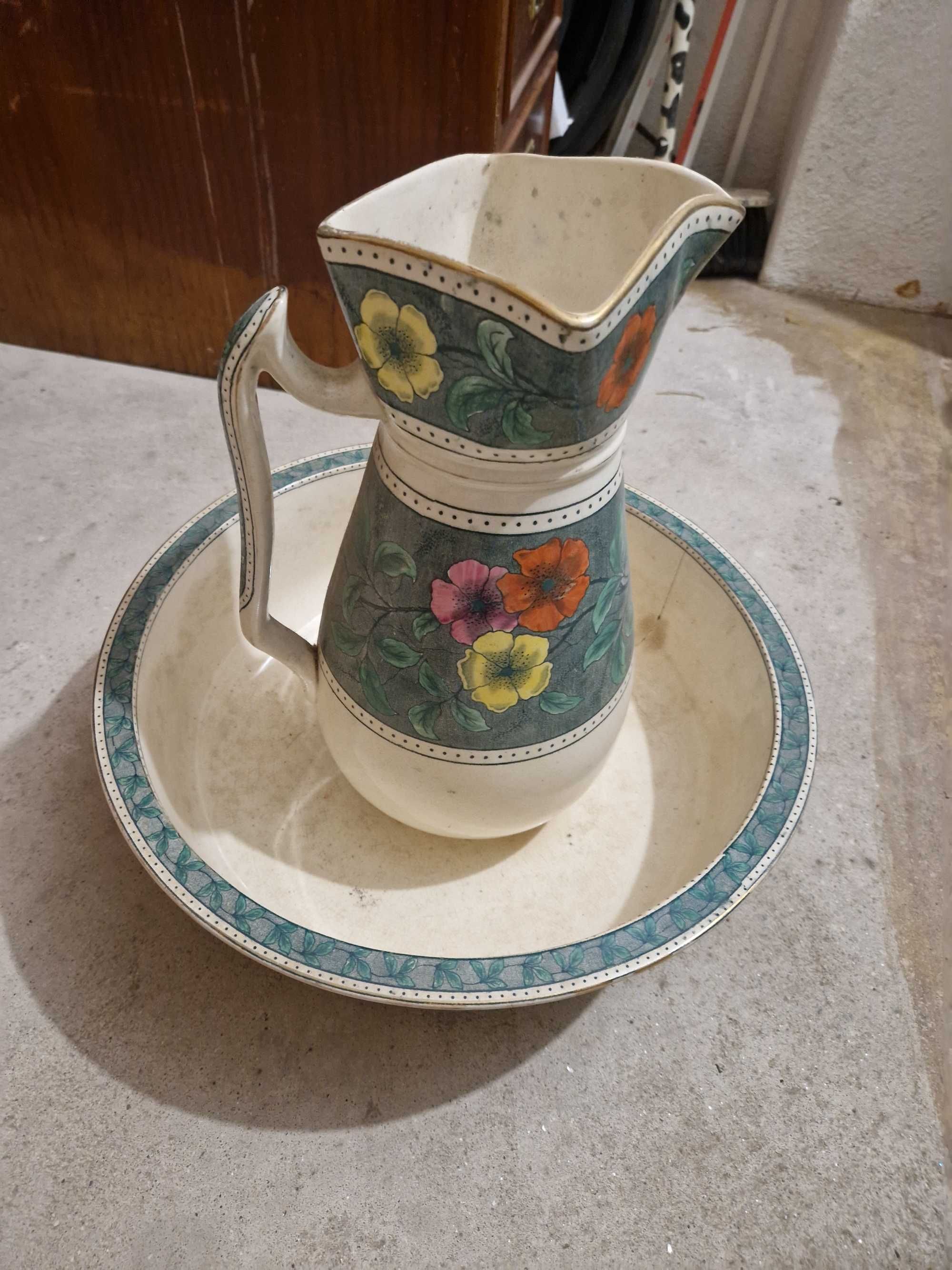 Jarro e bacia de porcelana floral