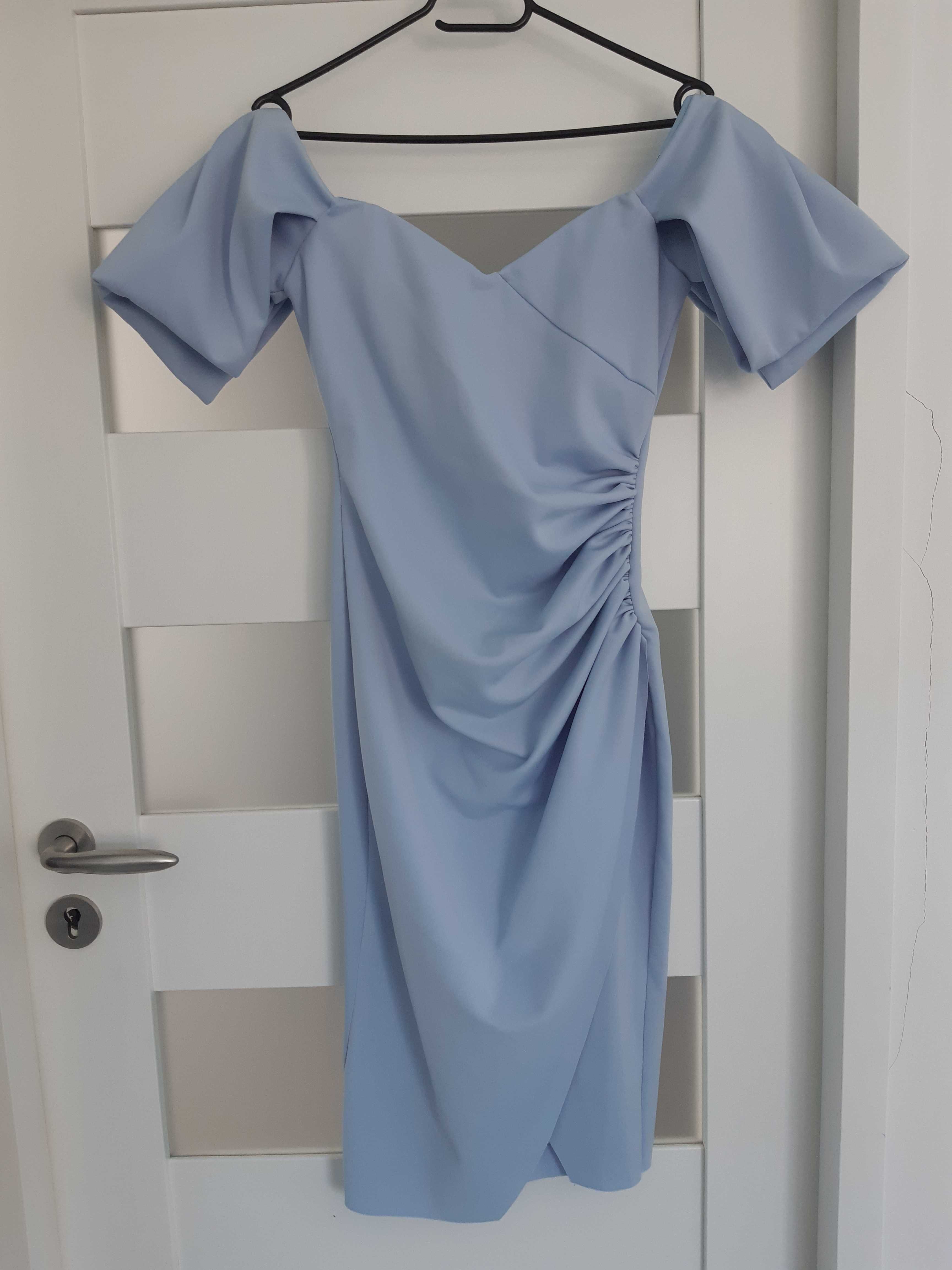 błękitna sukienka midi