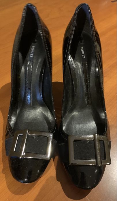 Sapatos em verniz shutz 37