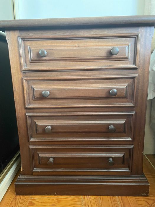 Mesa de cabeceira uma ou duas iguais