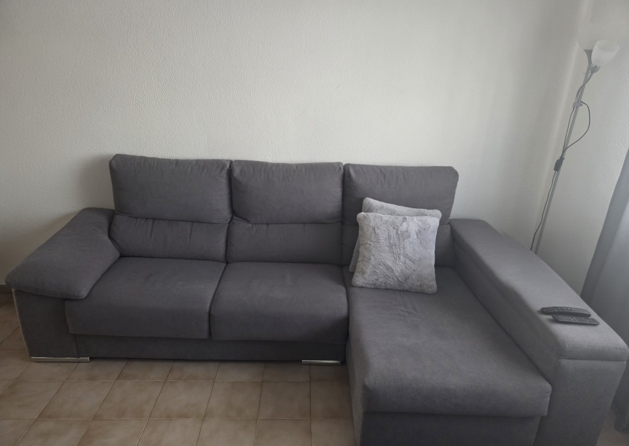 Sofá com arrumação no chaise lounge e lateral 260x140