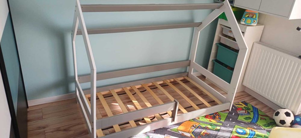 Łóżko DOMEK D5 białe blaty/dłużyce szare + Materac Orion