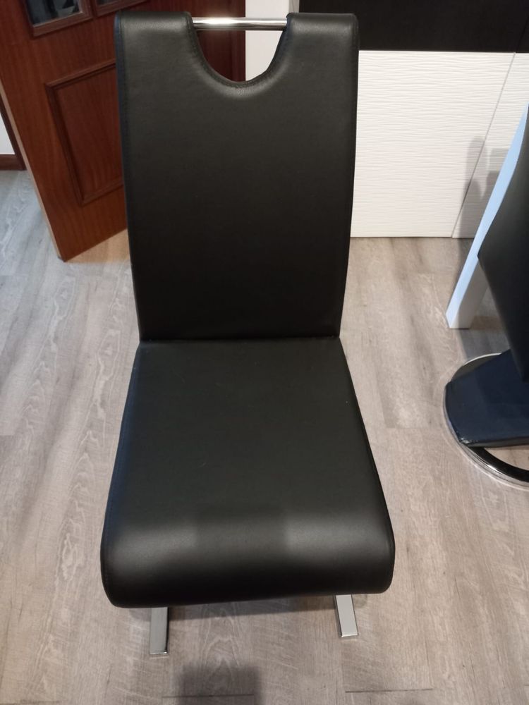 Mesa e cadeiras de jantar