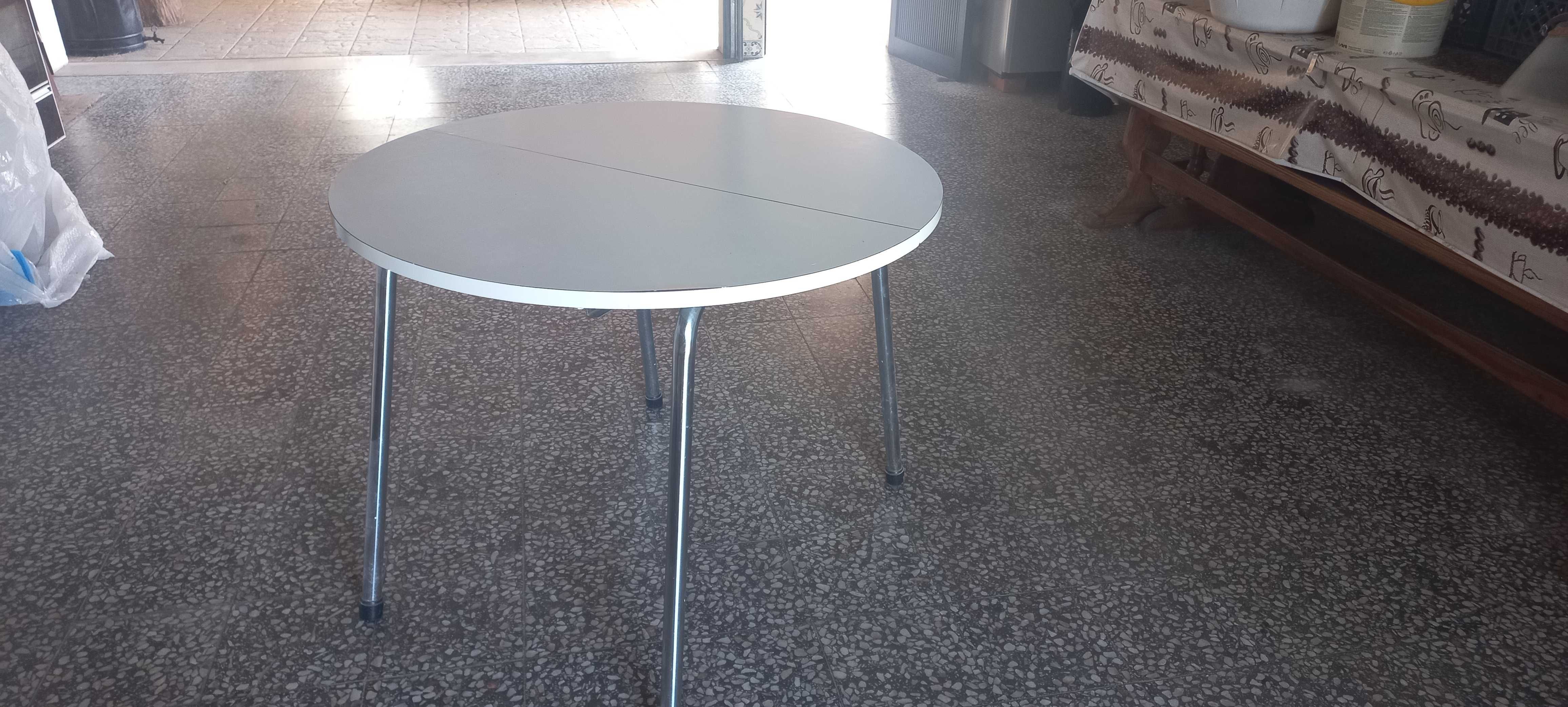 Mesa de cozinha lacada e cadeiras