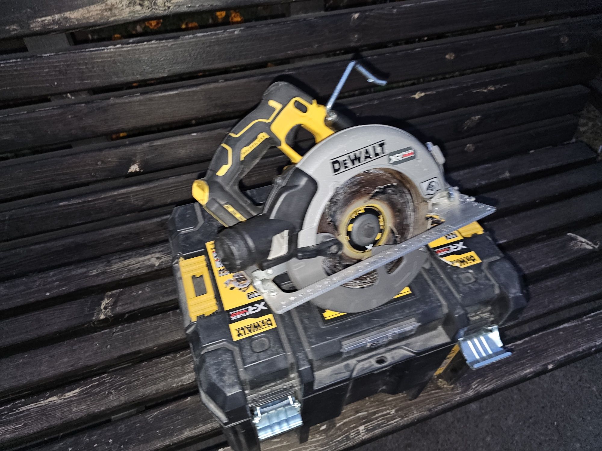 Пила дискова акумуляторна безщіткова DeWALT DCS573NT циркулярка