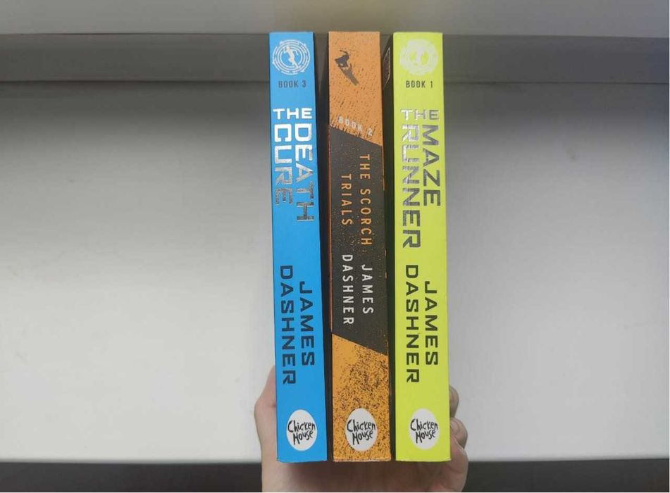 продаю три книги англійською ''Той що біжить лабіринтом''.