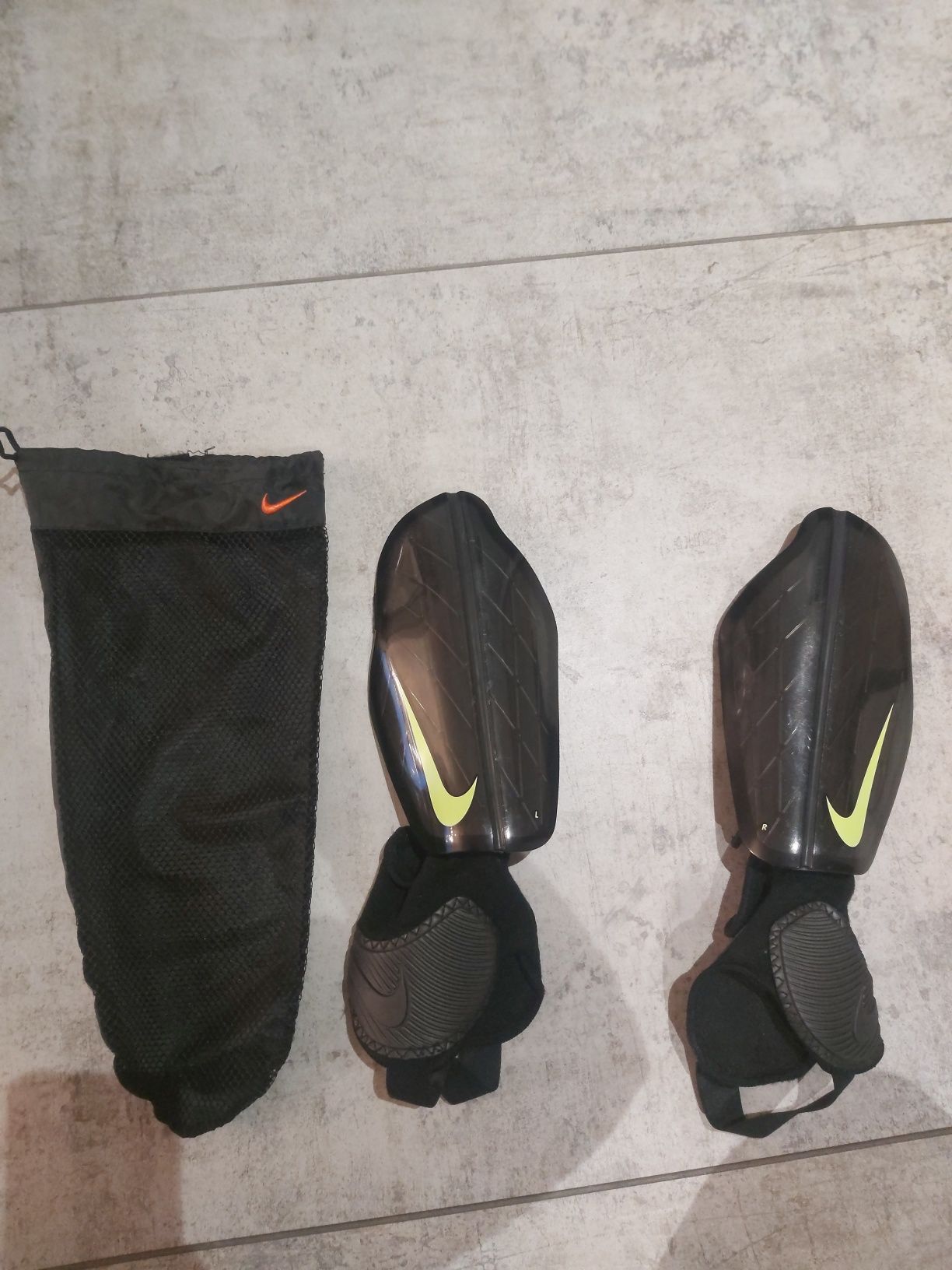 Ochraniacze Nike na łydki