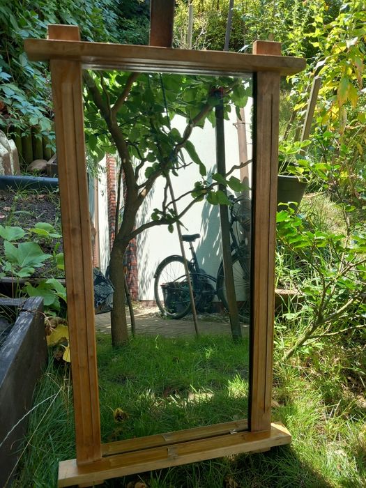 Lustro w drewnianej oprawie.