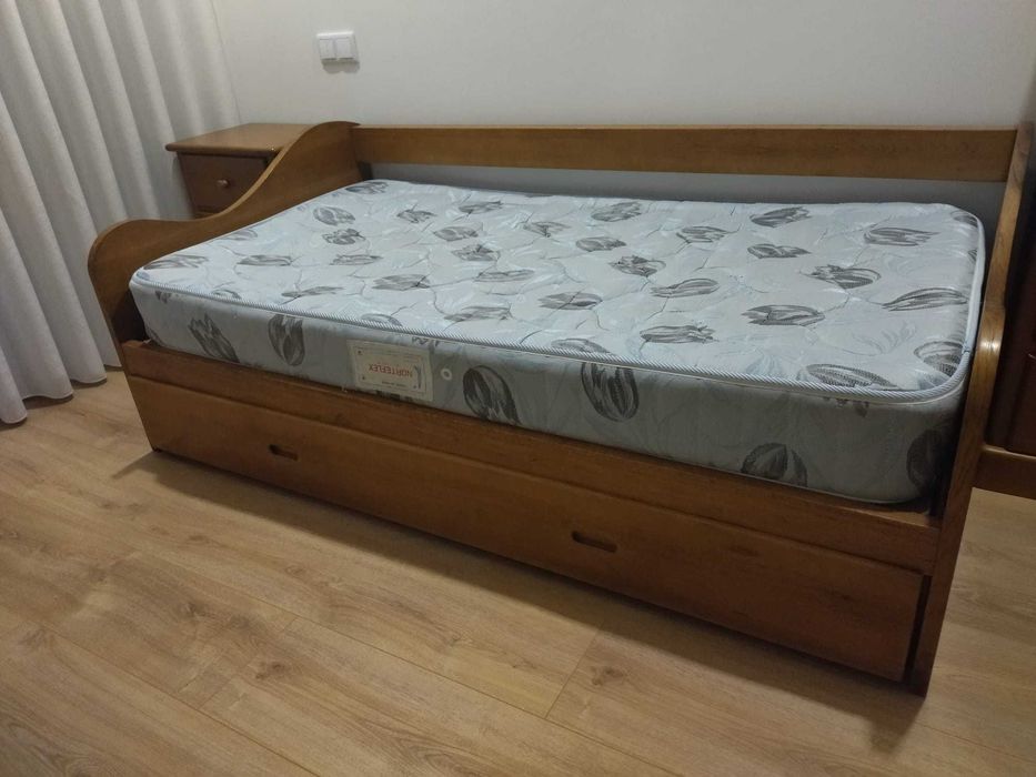 Conjunto quarto: Cama de solteiro com gavetão + mesinha + camiseiro