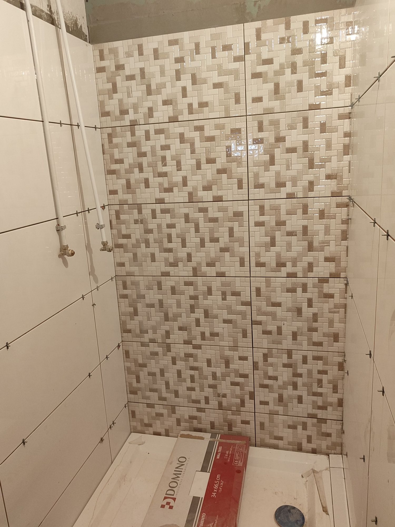 Colocação de ladrilhos cerâmicos e outro