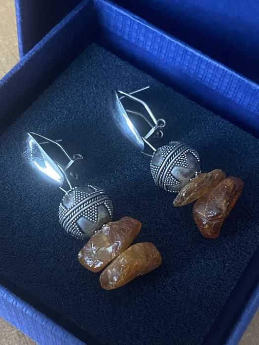 Nietuzinkowe srebrne kolczyki z bursztynem - próba 925