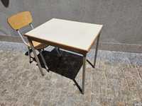 Mesas e cadeiras individuais de estudo