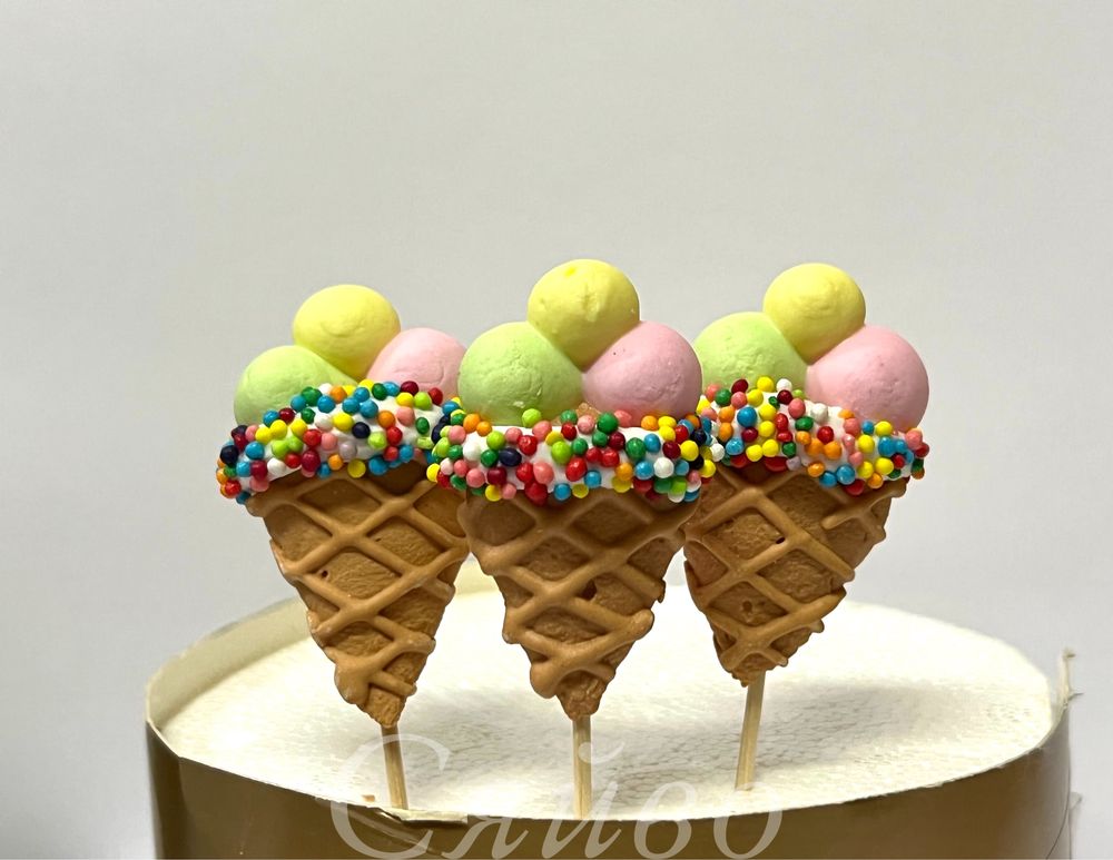 Прикраса на торт Морозиво і макаруни  кондитер декор