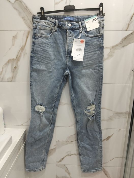 Spodnie dżinsy z dziurami